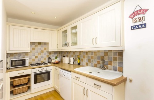 Sidmouth Cottage | Golden Cottage: Prime Location with Pool and Free WiFi
