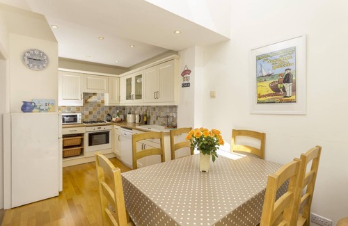 Sidmouth Cottage | Golden Cottage: Prime Location with Pool and Free WiFi