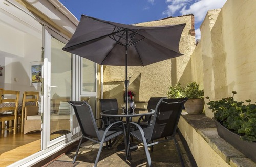 Sidmouth Cottage | Golden Cottage: Prime Location with Pool and Free WiFi