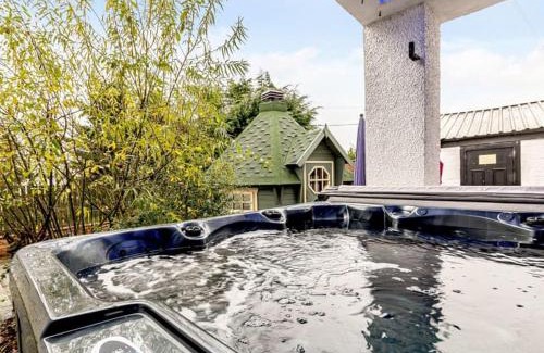 Mauchline Apartment | Golden Crown: Exclusive Spa Venue with Oceanfront Views