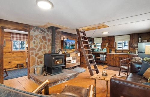 Coal Creek Cabin | Pet-Friendly Lil Frying Pan Cabin in Golden, Eldora