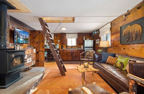 Coal Creek Cabin | Pet-Friendly Lil Frying Pan Cabin in Golden, Eldora