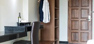 Lat Krabang Hotel | Elegant Golden Foyer Suvarnabhumi Airport Hotel Experience