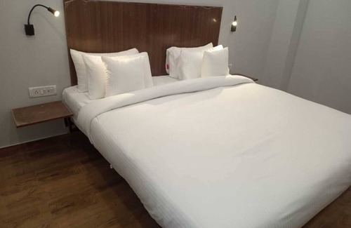 Indirapuram Hotel | Welcoming Golden Frame Hotel: Family-Friendly with Breakfast