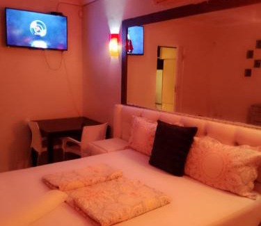 Mahikeng House | Cozy Golden Gate GuestHouse with Hot Tub for Families
