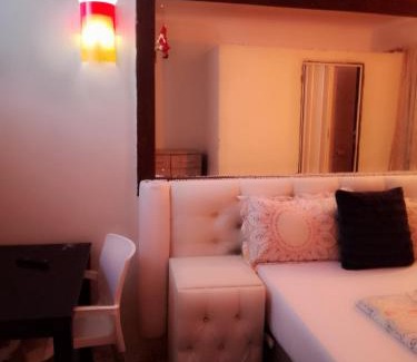 Mahikeng House | Cozy Golden Gate GuestHouse with Hot Tub for Families