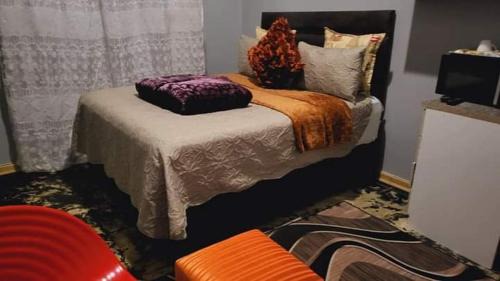 Mahikeng House | Cozy Golden Gate GuestHouse with Hot Tub for Families