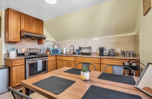 East Rock Apartment | Ideal Family Retreat in East Rock | 3BR Near Yale & DT