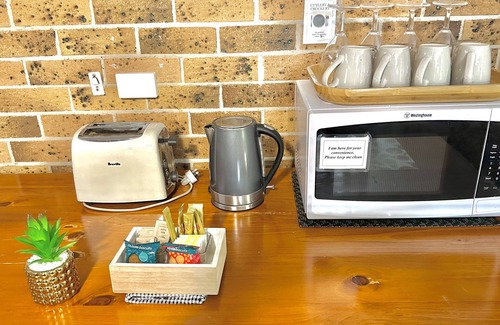South Tamworth Hotel | Guest Favorite: Golden Grain Motor Inn with Pool & Breakfast