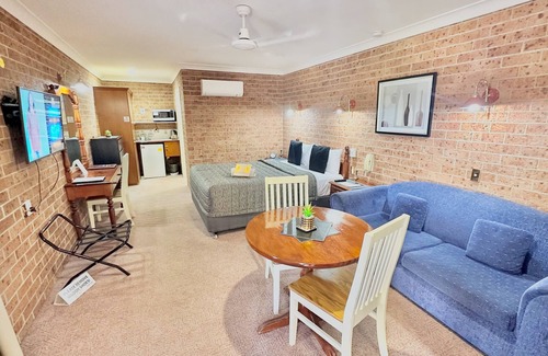 South Tamworth Hotel | Guest Favorite: Golden Grain Motor Inn with Pool & Breakfast