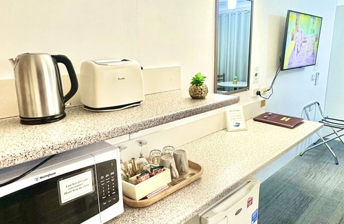 South Tamworth Hotel | Guest Favorite: Golden Grain Motor Inn with Pool & Breakfast