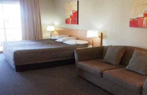 Hillvue Hotel | Discover Golden Guitar Motor Inn: 4-Star Stay with Pool