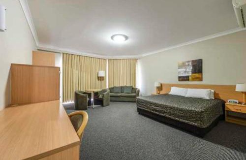 Hillvue Hotel | Discover Golden Guitar Motor Inn: 4-Star Stay with Pool