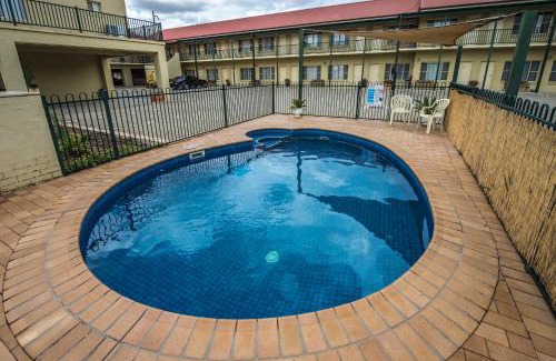 Hillvue Hotel | Discover Golden Guitar Motor Inn: 4-Star Stay with Pool