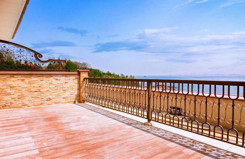 Zhifu Hotel | Experience the Golden Gulf Hotel Yantai with Ocean Views