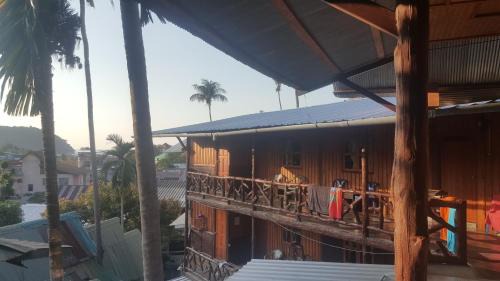 Ko Phi Phi House | Budget-Friendly Stay at Golden Guesthouse with Family Amenities