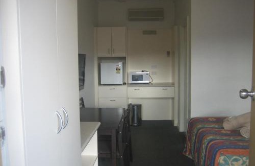 Golden Square Hotel | Relax at Golden Hills Motel: Family-Friendly with Breakfast