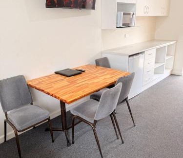 Golden Square Hotel | Relax at Golden Hills Motel: Family-Friendly with Breakfast