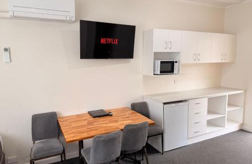 Golden Square Hotel | Relax at Golden Hills Motel: Family-Friendly with Breakfast