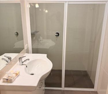 Golden Square Hotel | Relax at Golden Hills Motel: Family-Friendly with Breakfast