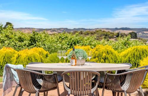 McLaren Vale House | Elegant Golden Homestead: A Panoramic Vineyard Retreat