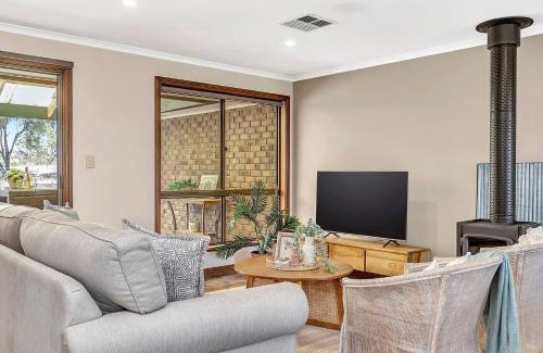 McLaren Vale House | Elegant Golden Homestead: A Panoramic Vineyard Retreat