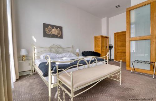 Inowroclaw Hotel | Relax at Golden Hotel & SPA: 4-Star Retreat with Spa Access