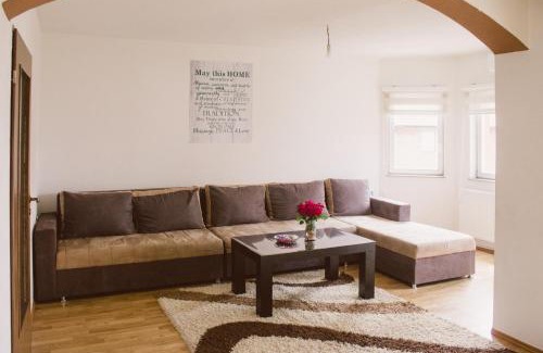 Novi Grad Sarajevo Villa | Pet-Friendly Golden House: Guest Rated 9/10 with Hot Tub