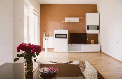 Novi Grad Sarajevo Villa | Pet-Friendly Golden House: Guest Rated 9/10 with Hot Tub