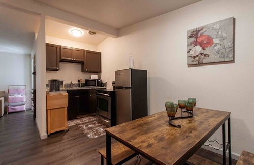 Kent Hotel | Golden Kent Motel: Family-Friendly with Charming Amenities