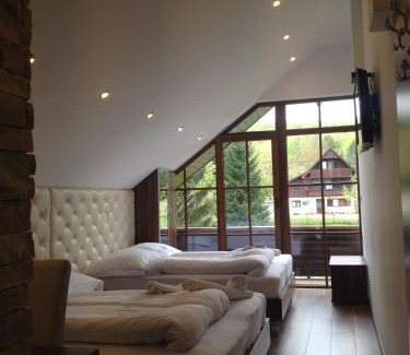 Mukinje House | Pet-Friendly Golden Lakes Rooms with Breakfast & Dining