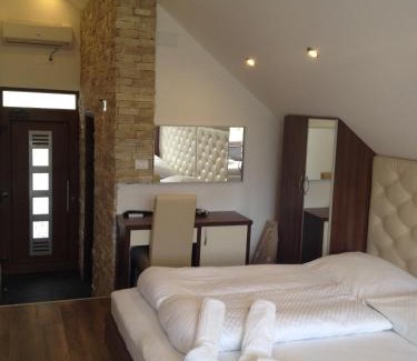 Mukinje House | Pet-Friendly Golden Lakes Rooms with Breakfast & Dining
