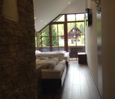Mukinje House | Pet-Friendly Golden Lakes Rooms with Breakfast & Dining