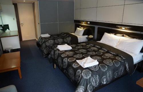High Country Hotel | Golden Leaf Motel: Family-Friendly Retreat with Pool Access