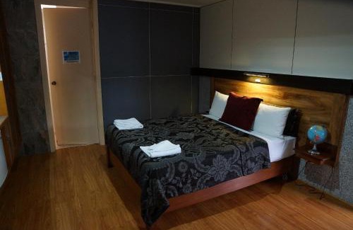High Country Hotel | Golden Leaf Motel: Family-Friendly Retreat with Pool Access
