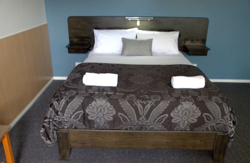 Myrtleford Hotel | Inviting Stay at Golden Leaf Motor Inn with Pool & Breakfast