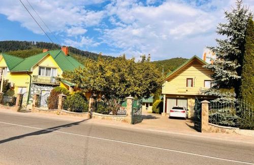 Mizhhirya Apartment | Family-Friendly Retreat at Котедж Golden Lemon - Rated 9.6
