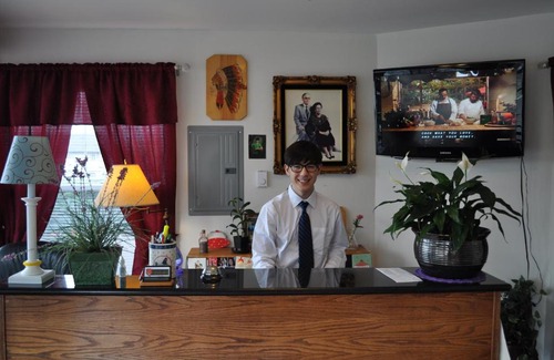 Raymond Hotel | Golden Lion Motel: Pet-Friendly Stay with Breakfast Included