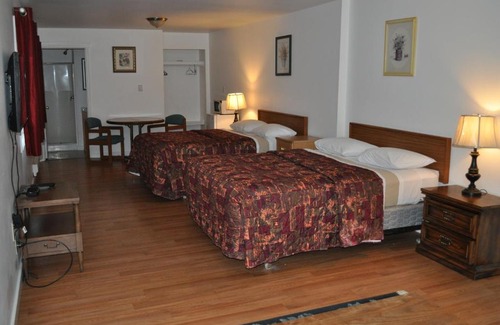 Raymond Hotel | Golden Lion Motel: Pet-Friendly Stay with Breakfast Included
