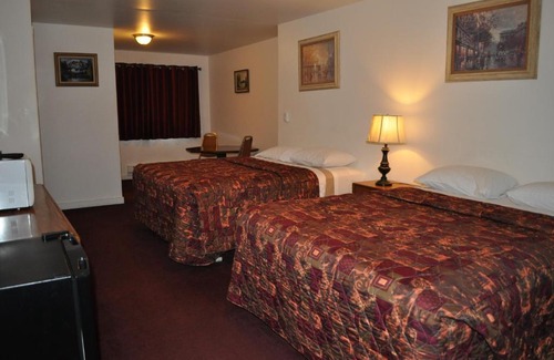 Raymond Hotel | Golden Lion Motel: Pet-Friendly Stay with Breakfast Included