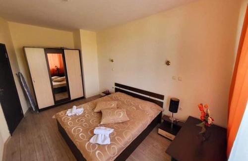 Golden Sands Apartment | Inviting Golden Maria Apartment in Yalta with Pool Access
