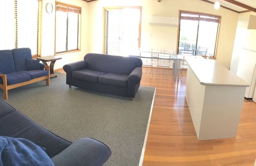 Bundalong House | Elegant Waterfront Retreat at Golden Mile – Perfect for Families