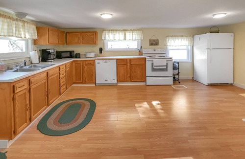 Nelsonville Cottage | Relaxing Golden Moose Cottage with Hot Tub & Great Amenities