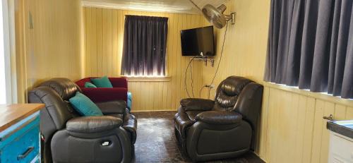Mount Morgan Hotel | Cozy Golden Mt Rest with Ocean Views & Pet-Friendly Stay