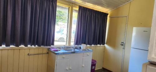 Mount Morgan Hotel | Cozy Golden Mt Rest with Ocean Views & Pet-Friendly Stay