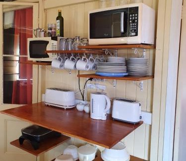 Mount Morgan Bed & Breakfast | Pet-Friendly Retreat: Golden Mt Rest on James Awaits