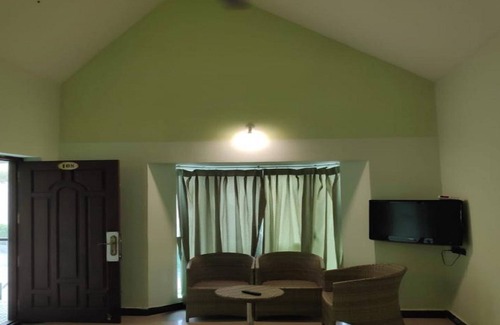 Yercaud Hotel | Cozy Golden Nest with Family-Friendly Amenities Included