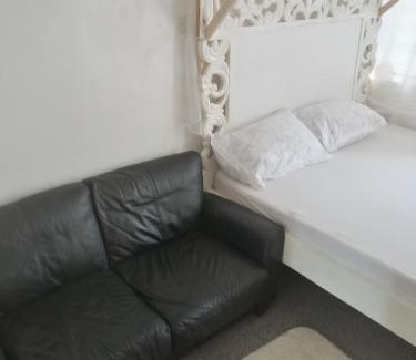 Tangana Apartment | Cozy Golden Nest: Enjoy Breakfast and a Great Stay