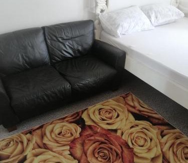 Tangana Apartment | Cozy Golden Nest: Enjoy Breakfast and a Great Stay