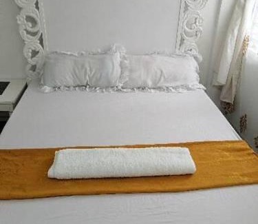Tangana Apartment | Cozy Golden Nest: Enjoy Breakfast and a Great Stay
